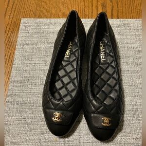 CHANEL NWOB Calfskin & Lamb Turnlock Cushion Ballet Flats sz 39